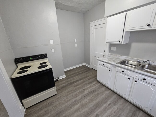 Building Photo - 12717 Parkhill Ave