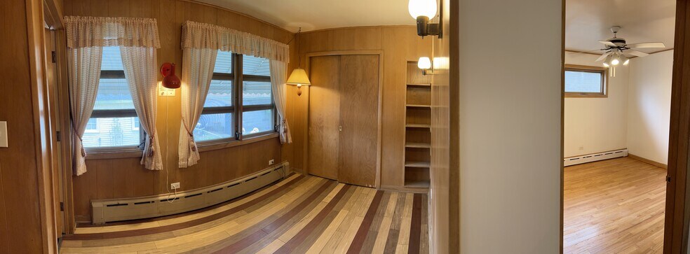 Back room/ office space - 4937 W Schubert Ave