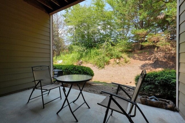 Building Photo - 3888 Fairhill Point