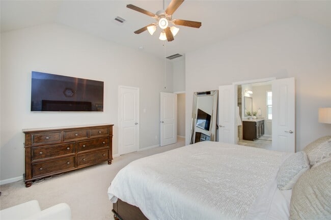 Building Photo - 2015 Royal Landing Dr