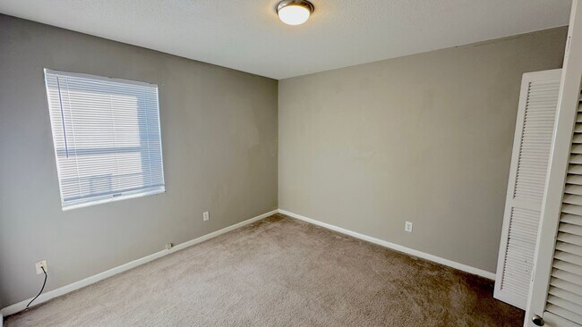 Building Photo - WALKABLE 2/1 TWN w/ & Washer/Dryer! Close ...