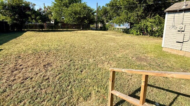 Building Photo - "Charming 3-Bed Oasis with 2 Full Baths in Garland – 1160 Sq Ft of Comfort at 1617 Meadowbrook!"