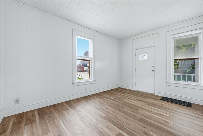 Building Photo - Cozy 3BR with Covered Front Porch