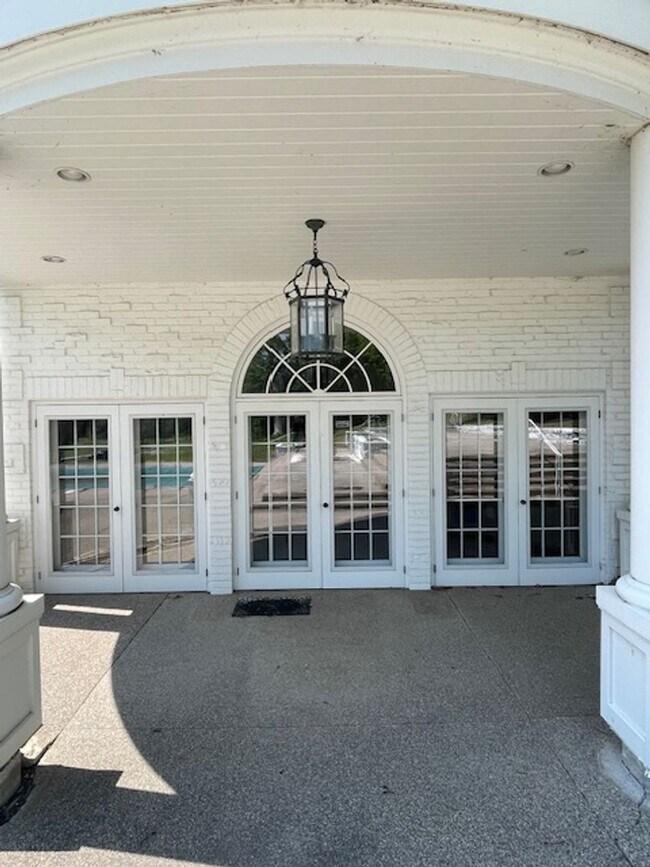 Building Photo - Private location overlooking Smiths Bay *2Bed*3bath