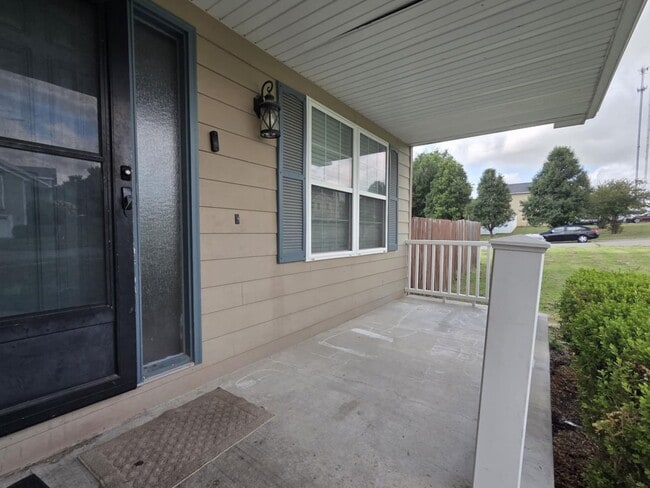 Building Photo - Large family corner lot home for rent!