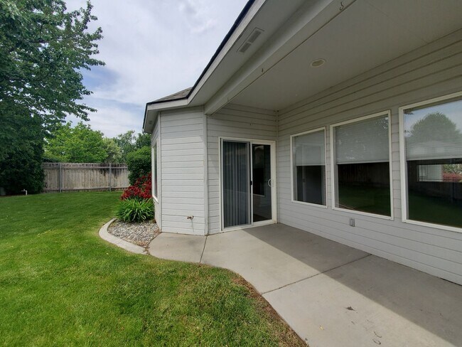 Building Photo - Beautiful South Richland 3-Bedroom Rambler with Open Floor Plan & Spacious Primary Suite!