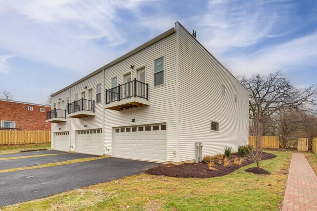 Building Photo - 4727D Yender Ave