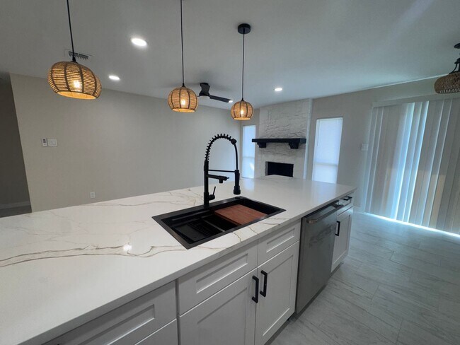 Building Photo - Newly Remodeled 3 Bd | 2 Ba | 2 Car Garage in NW Oxbox! Move In Ready!