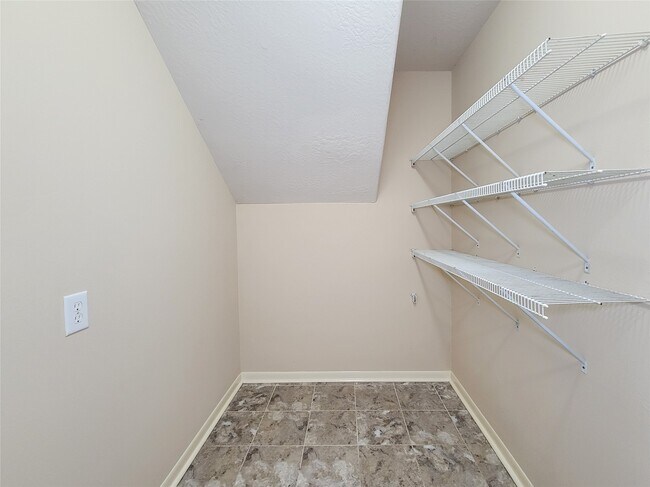 Building Photo - 19718 Byron Meadows Dr