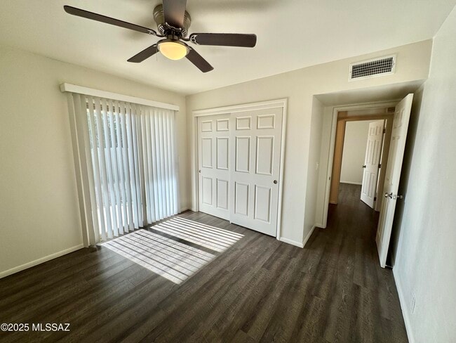 Building Photo - 3323 E Blacklidge Dr