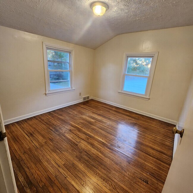 Building Photo - Spacious 3 Bedroom 1.5 Bath Single Family Home Available Soon