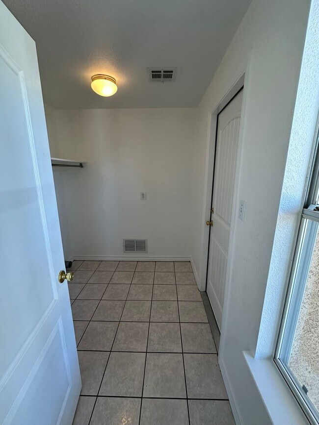Building Photo - 3503 Northpointe Dr