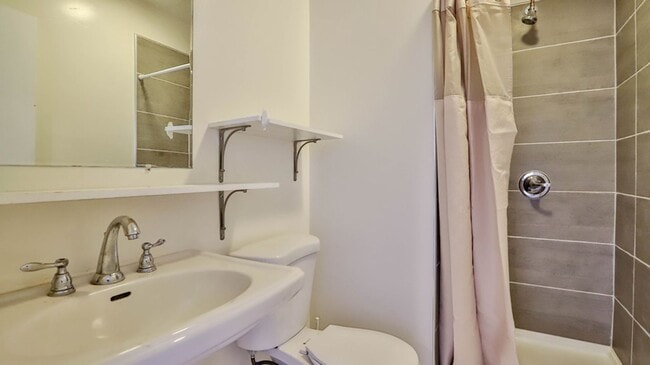 Building Photo - Fully REMODELED 3bed 2bath SFR. Great loca...