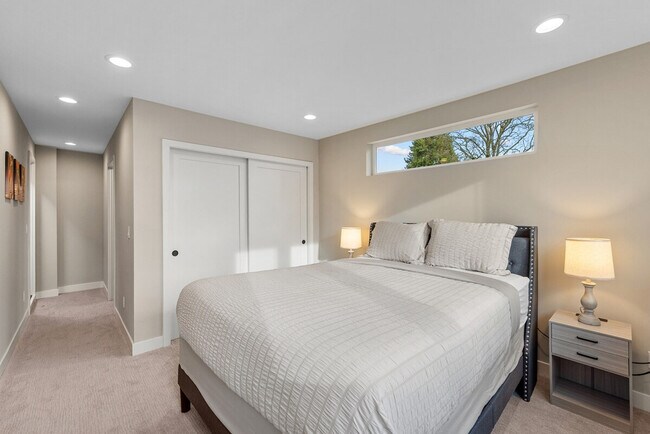 Building Photo - 305 18th Ave