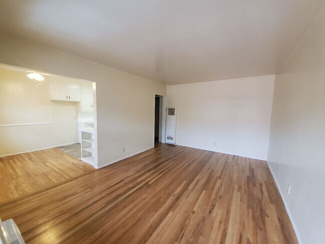 Building Photo - 1-Bedroom 1 bath unit in Van Nuys