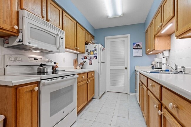 Building Photo - Beautiful, spacious, comfortable and safe Rockford Condo