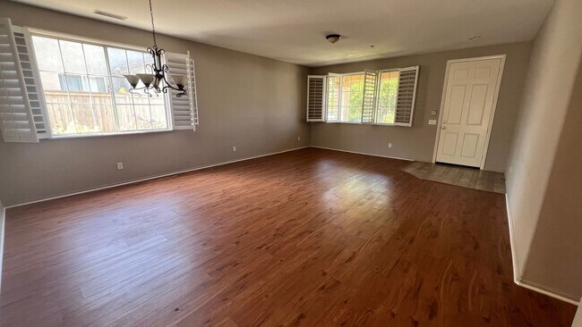 Building Photo - Beautiful home in gated community! Spaciou...