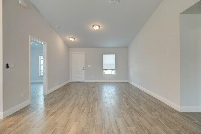Building Photo - 2352 SW Plum Ct