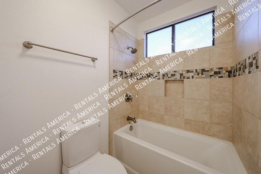 Building Photo - 5444 E Grovers Ave