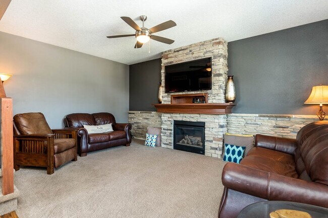 Building Photo - PRAIRIE TRAIL!! 4 Bed, 3.5 Bath Two-Story Home in Ankeny