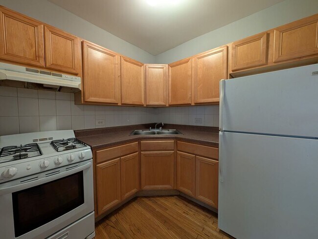 Building Photo - 910 W Dakin St