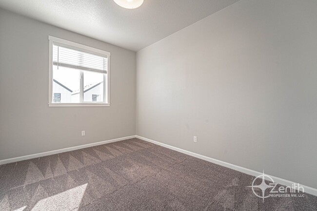 Building Photo - $1000 OFF RENT! Modern 3 Bedroom Vancouver...