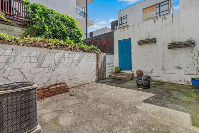Building Photo - 813 N Lawrence St