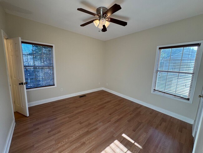 Building Photo - Nice 3/2 House in Silver Creek with bonus rooms- $1,495