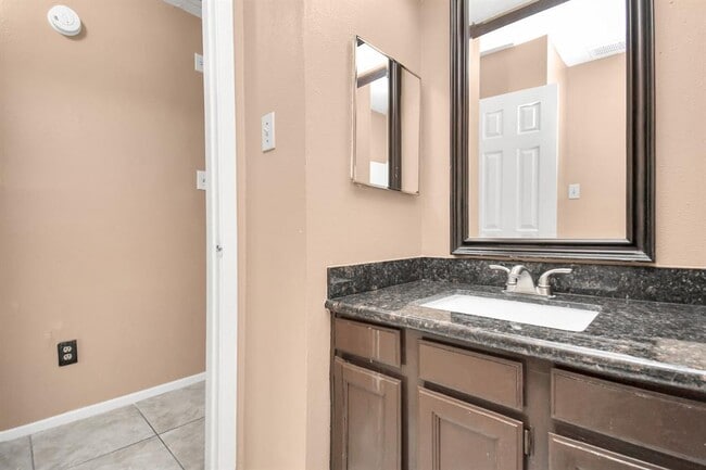 Building Photo - 17035 Quail Bend Dr