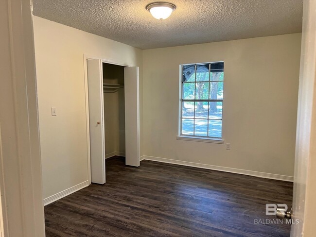 Building Photo - 803 Camellia Ln