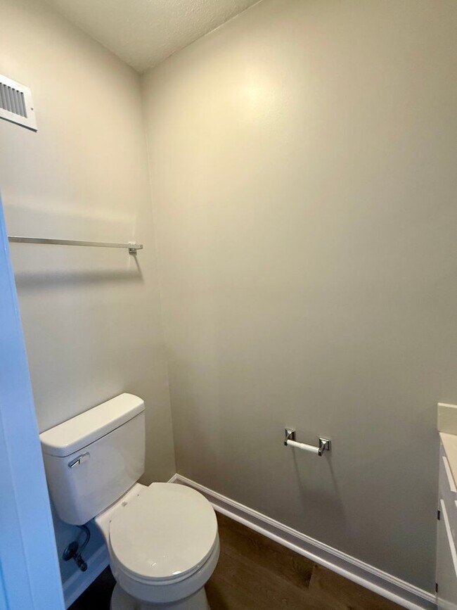 Building Photo - Two bedroom, 1.5 townhouse in Graham (Park...