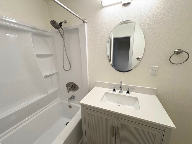 Building Photo - Newly Renovated Condo