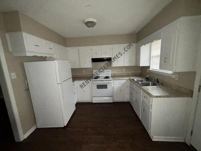 Building Photo - 1908 Kelly Dr