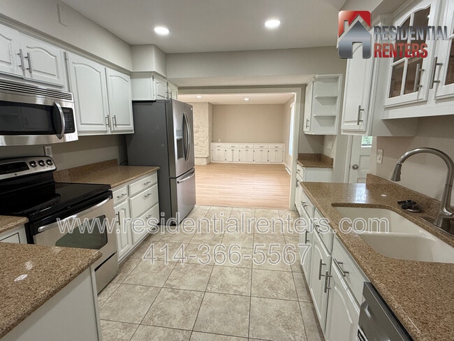 Building Photo - 205 N 165th St