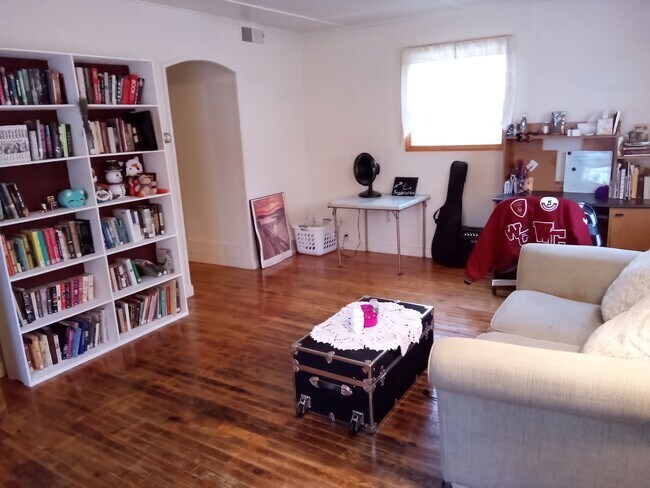 Building Photo - 116 S Walnut St