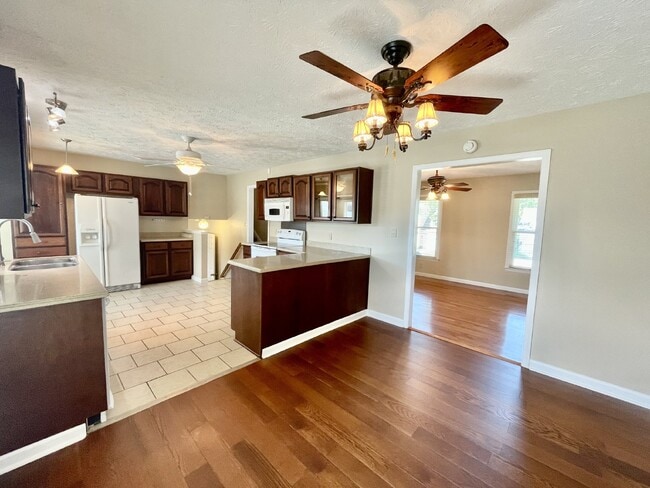 Building Photo - 4 bedroom, 3 bathroom Nest in Spring Lake