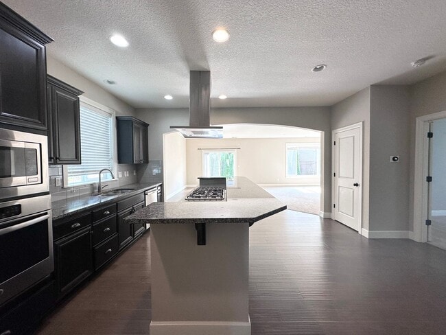 Building Photo - Stunning Modern 5 Bed 3 Bath Home in North...