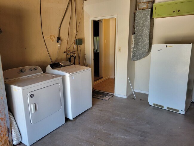 Building Photo - Beautiful 3 Bed, 3 Bath Home in El Centro!