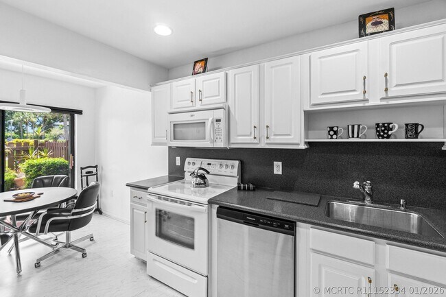 Building Photo - 27 Southport Ln