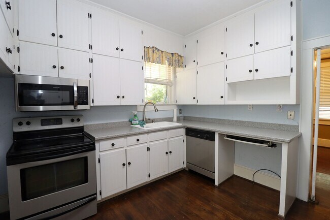 Building Photo - Charming 3 Bedroom, 2 Bath Brick Bungalow ...