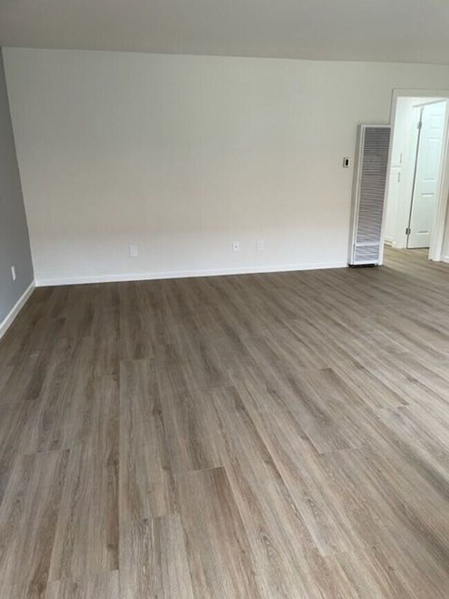 Building Photo - Beautiful 2 Bedroom Apartment in Whittier with Move in Special