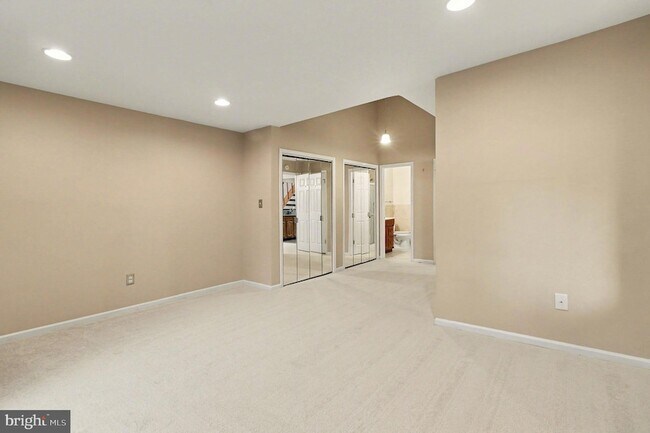 Building Photo - 910 Mountainview Dr