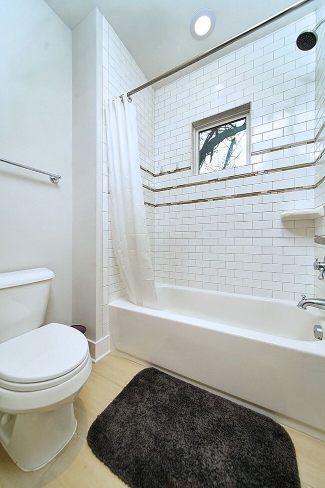 Building Photo - Don't miss this gorgeous 3BE/2.5BA in Desi...