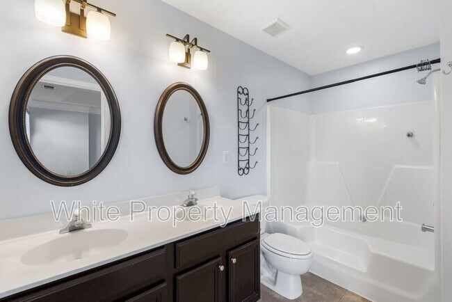 Building Photo - 13810 Hill St