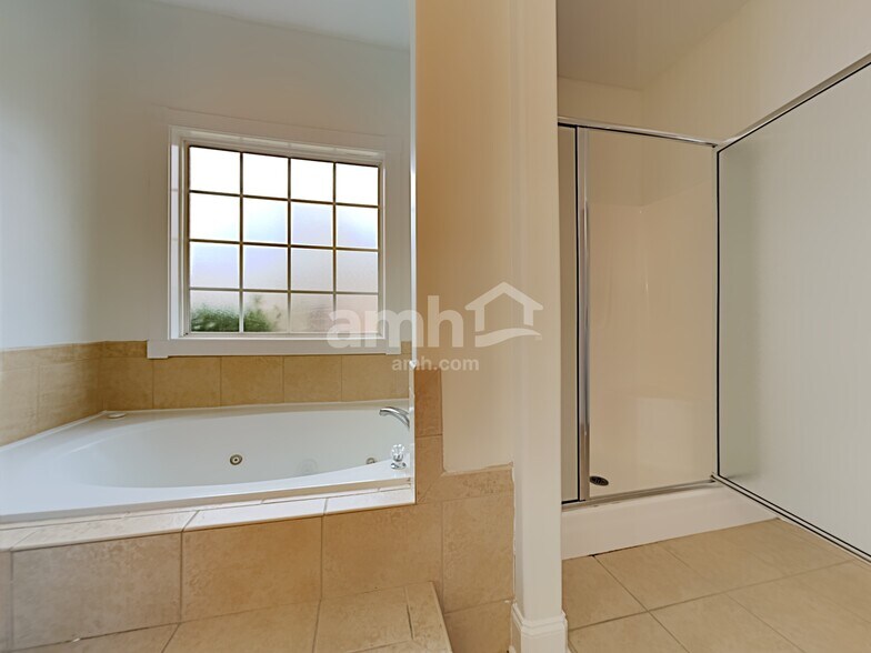 Building Photo - 901 Vandiver Ct