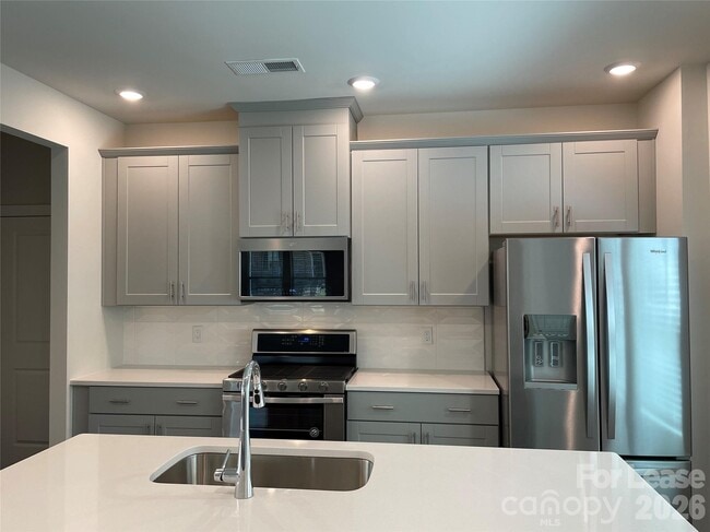 Building Photo - 3216 Lisburn St