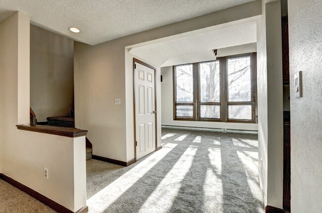 Building Photo - Unique, Rustic, and Spacious Living! Walk ...