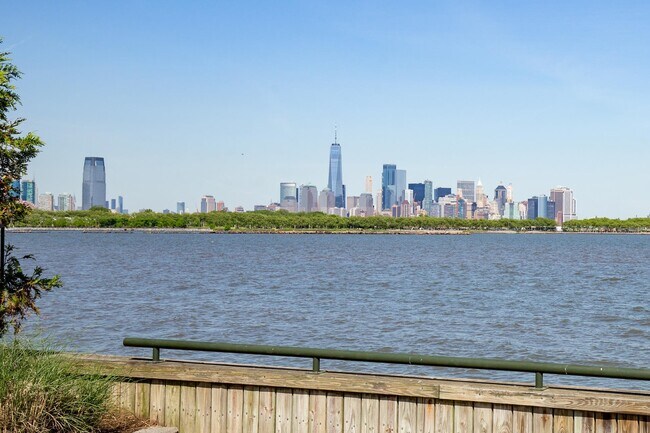 Building Photo - 15 FREEDOM Way