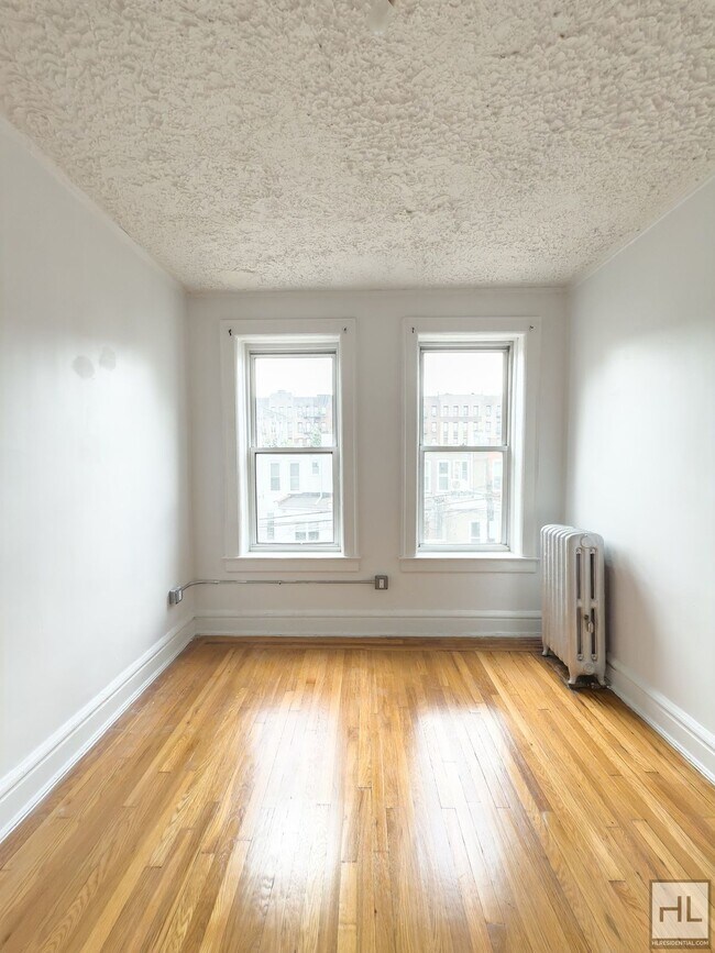Building Photo - Beautifully Renovated 3-Bedroom with Priva...