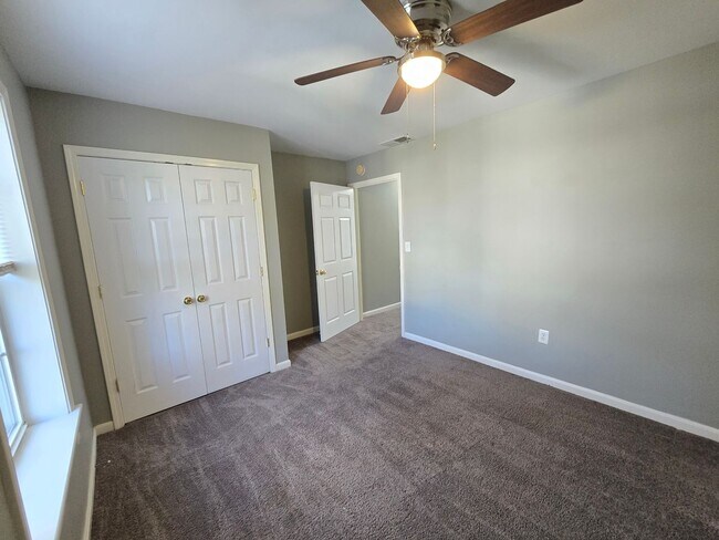 Building Photo - Updated 3 Bedrooms, 1.5 Bathrooms on a Dou...